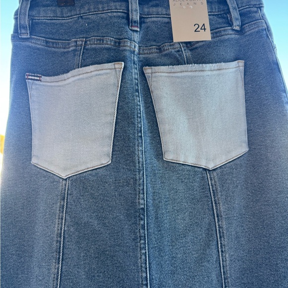 This is an Alice + Olivia Rye two-tone denim maxi skirt NWT size 25 - Picture 9 of 9
